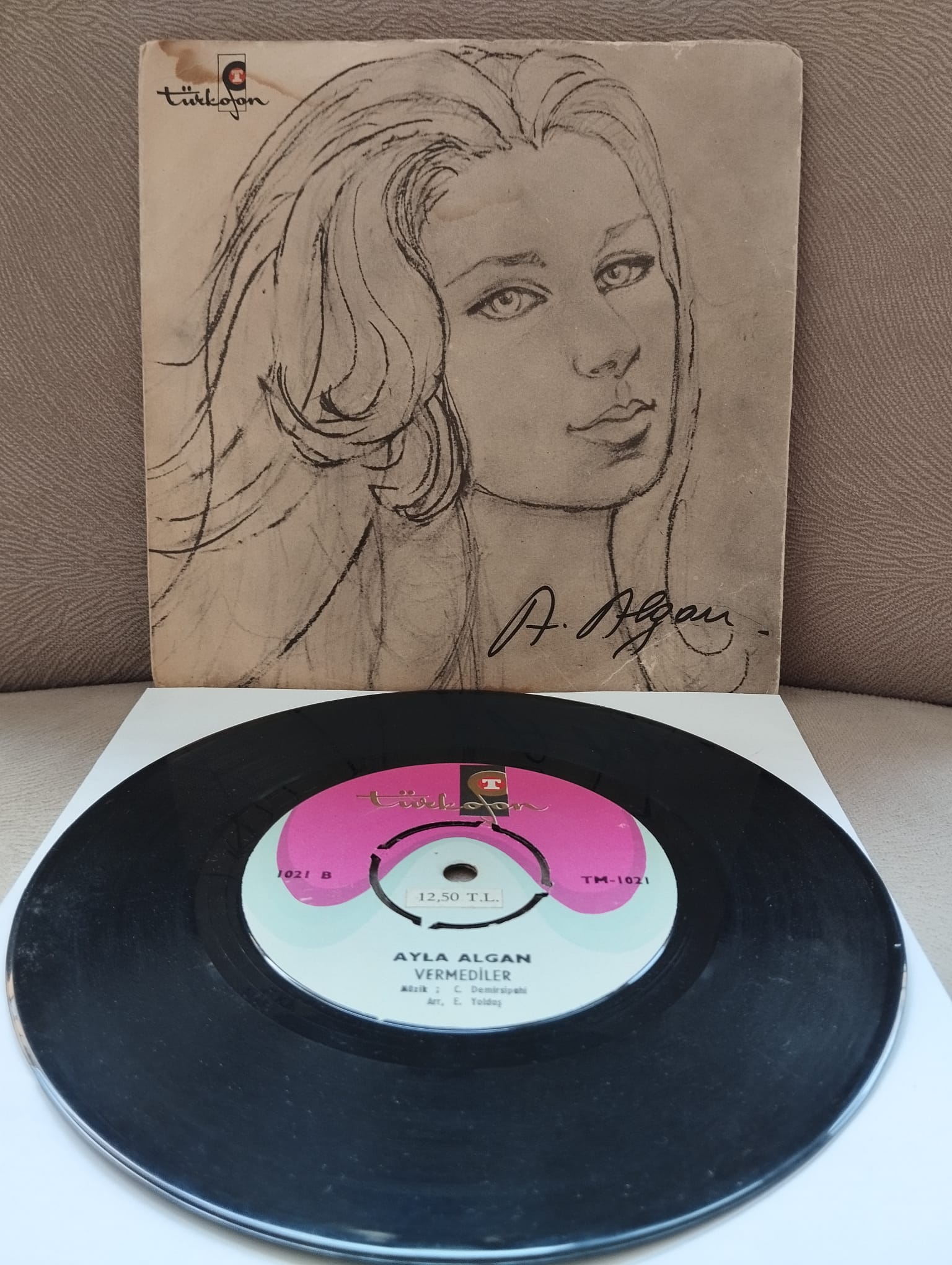 Ayla Algan ‎– Koca Öküz / Vermediler  - 1973 Türkiye Basım  45lik Plak-2.el