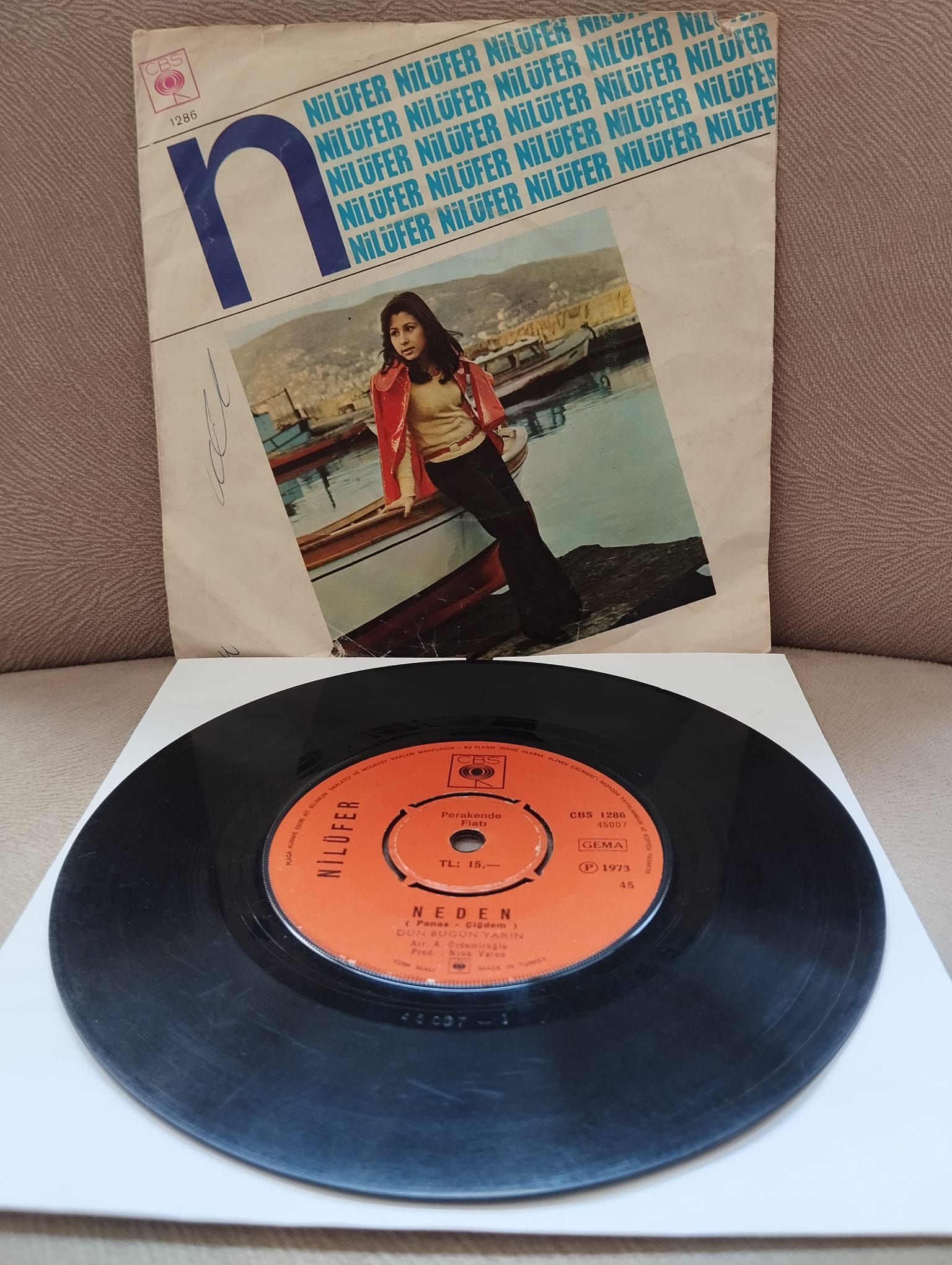 Nilüfer - Dünya Dönüyor / Neden - 1973 Türkiye Basım  45lik Plak-2.el