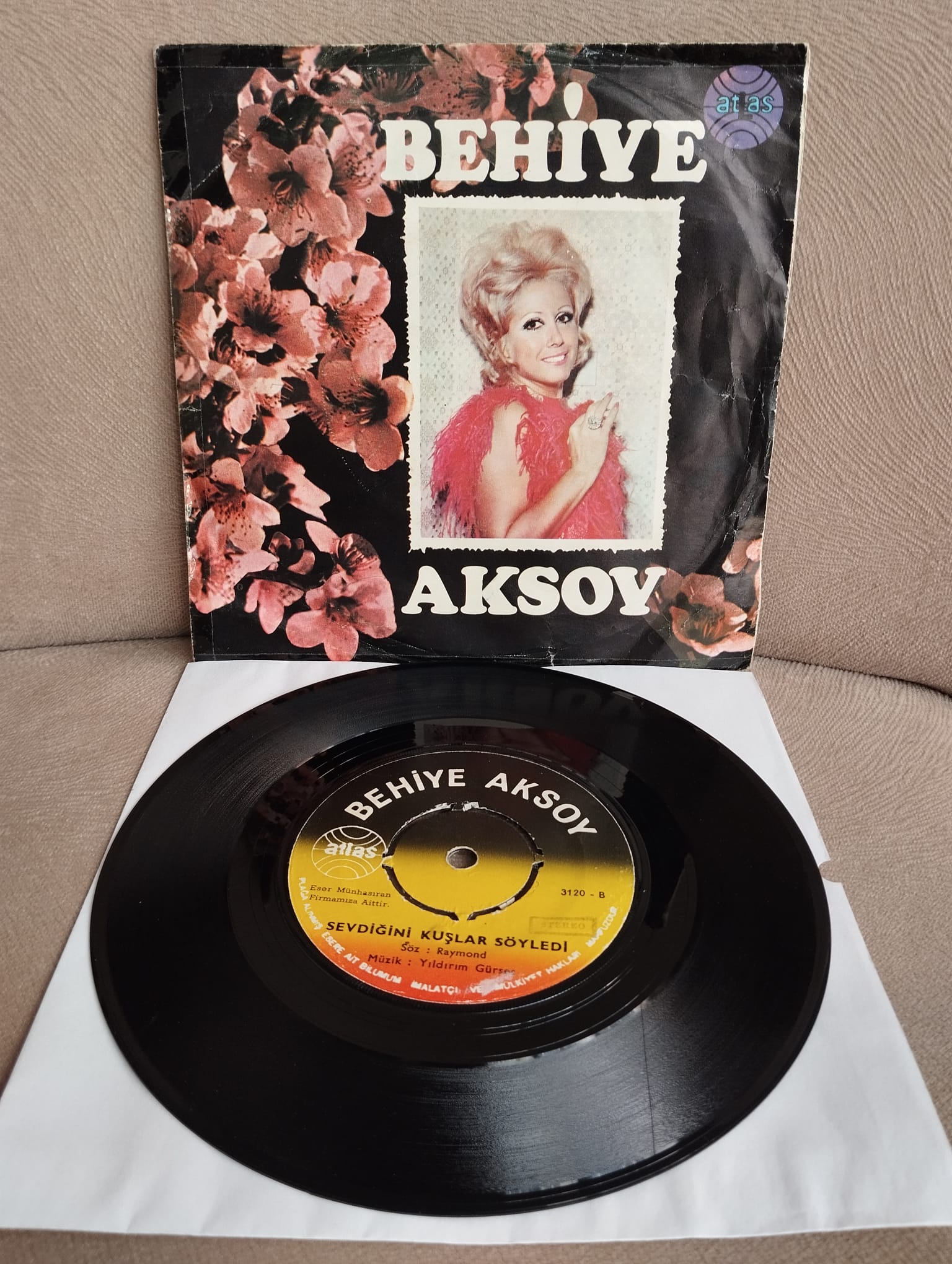 Behiye Aksoy – Karanlık Dünyalar / Sevdiğini Kuşlar Söyledi  - Türkiye Basım  45 lik Plak