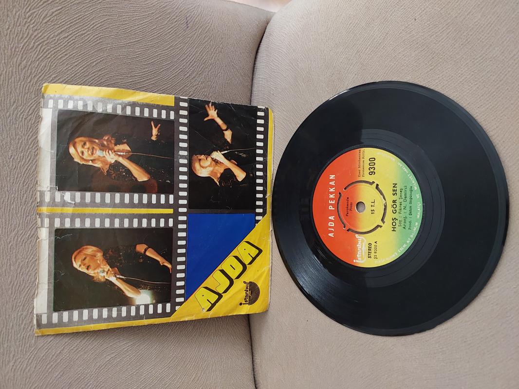 Ajda Pekkan - Hoş Gör Sen / Sanane Kimene - 1975 Türkiye Basım 45 lik Plak