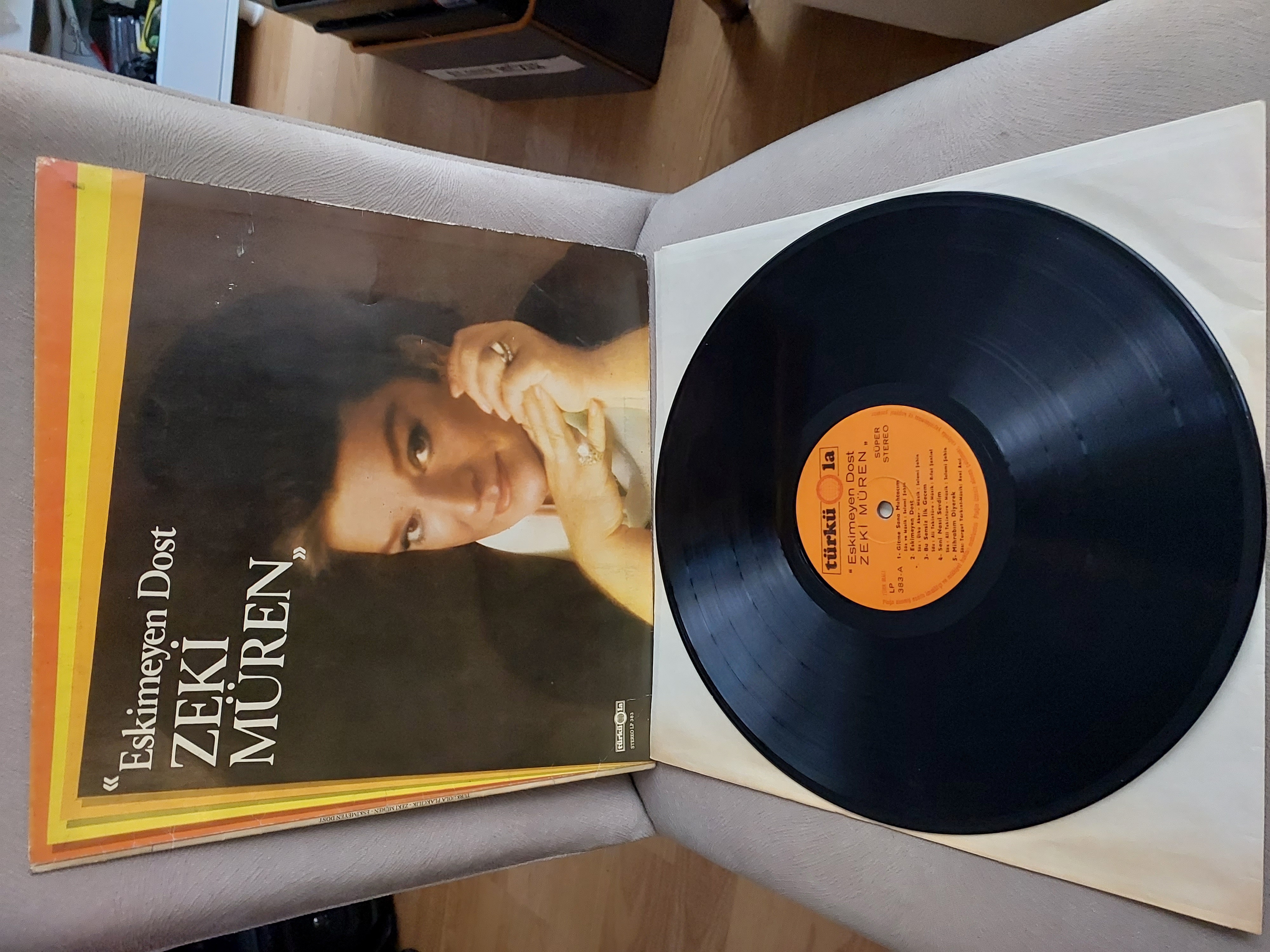 Zeki Müren - Eskimeyen Dost - 1982 Türkiye Basım 33 Lük LP Plak