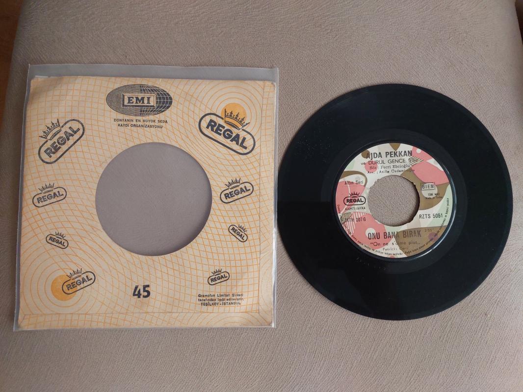 Ajda Pekkan ‎– Kimdir Bu Sevgili / Onu Bana Bırak - 1968 Türkiye Bsım 45 lik Plak