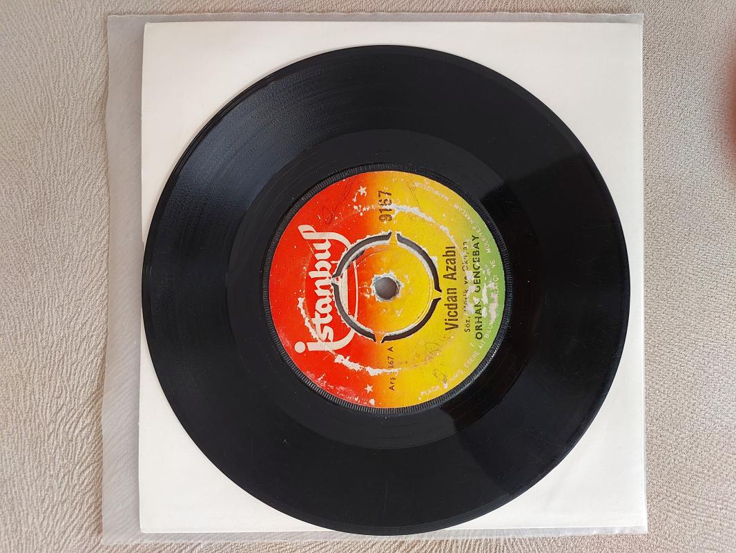 Orhan Gencebay – Vicdan Azabı / Ümitsiz Aşk - 1970 Türkiye Basım Kapaksız 45 Lik Plak