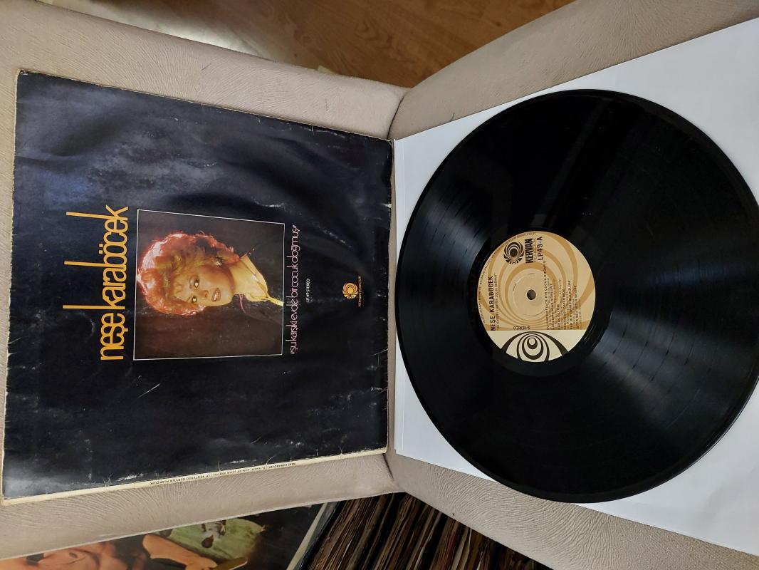 Neşe Karaböcek – Şu Karşıki Evde Bir Çocuk Doğmuş - 1980 Türkiye Basım Albüm - 33 lük LP Plak