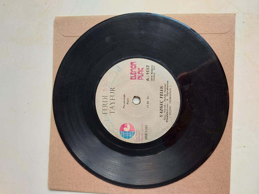 Ferdi Tayfur – Vazgeç Felek / Derbeder - 1977 Türkiye Basım 45 Lik Plak