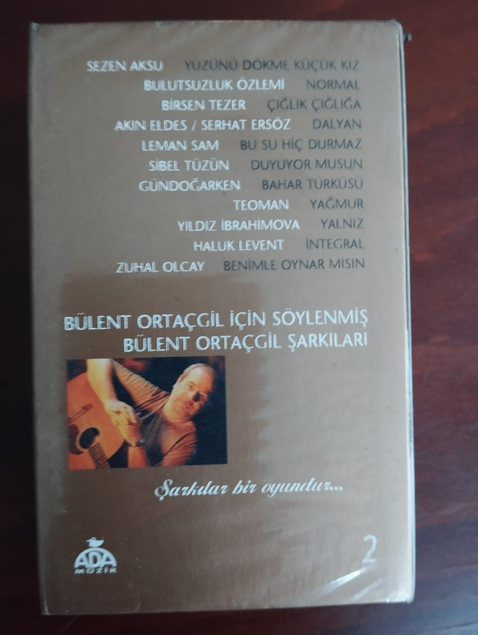Şarkılar Bir Oyundur (Bülent Ortaçgil İçin Söylenmiş Bülent Ortaçgil Şarkıları)- 2xKaset /Jelatinli