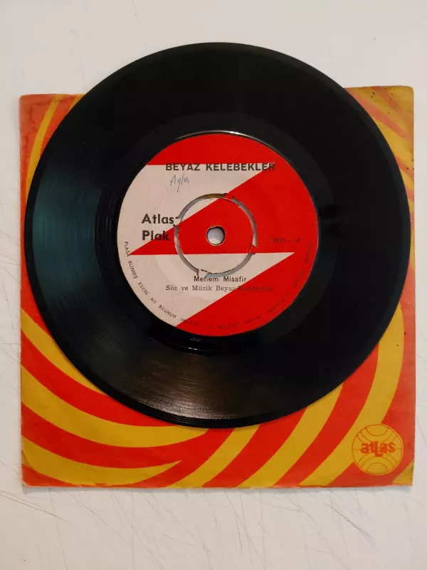 Beyaz Kelebekler – Menem Misafir / Buğulu Gözler - 1971 Türkiye Basım 45 Lik Plak-2.el