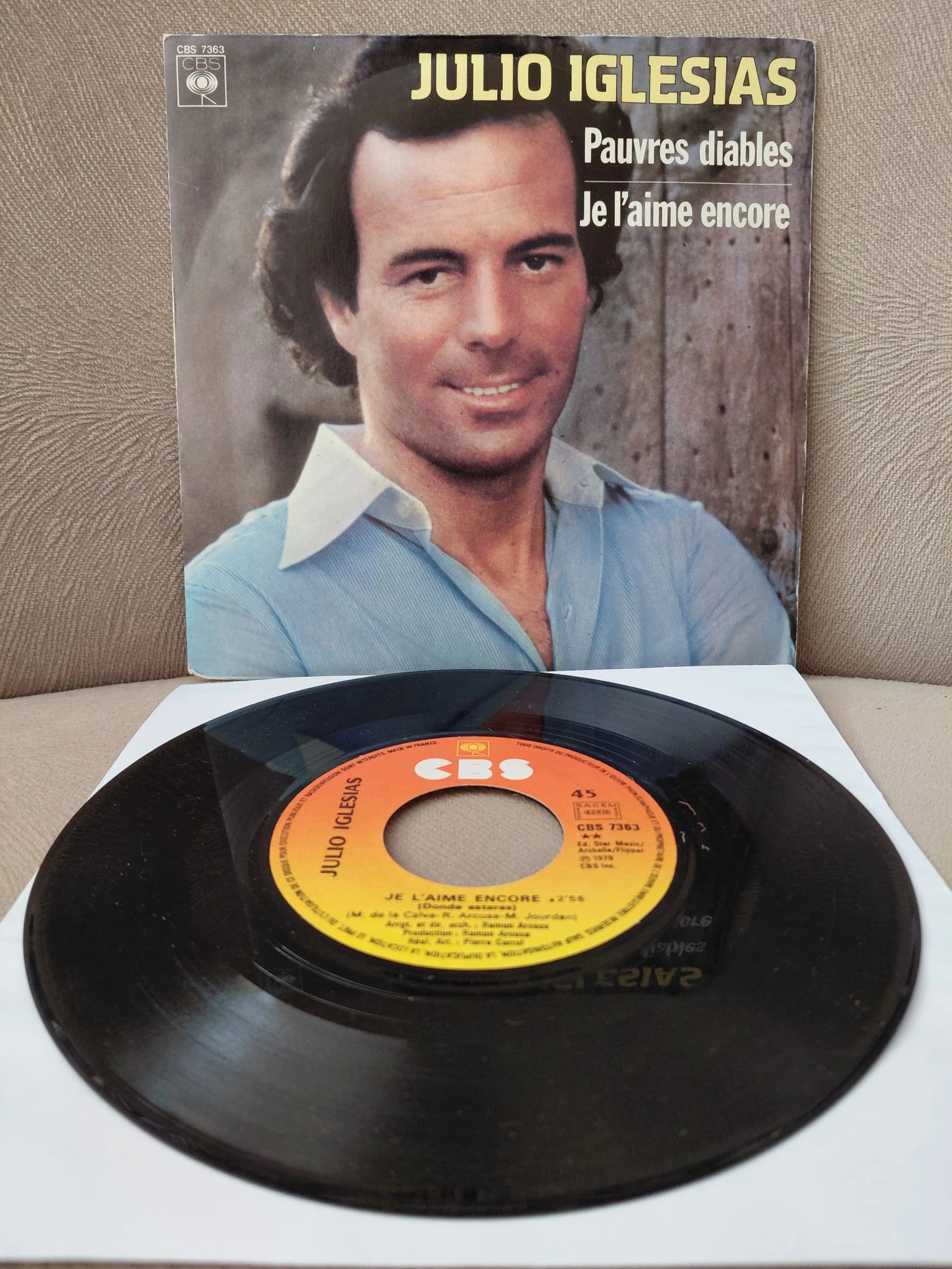Julio Iglesias  –  Pauvres Diables / Je L’aime Encore -  1979  Fransa Basım 45 lik Plak