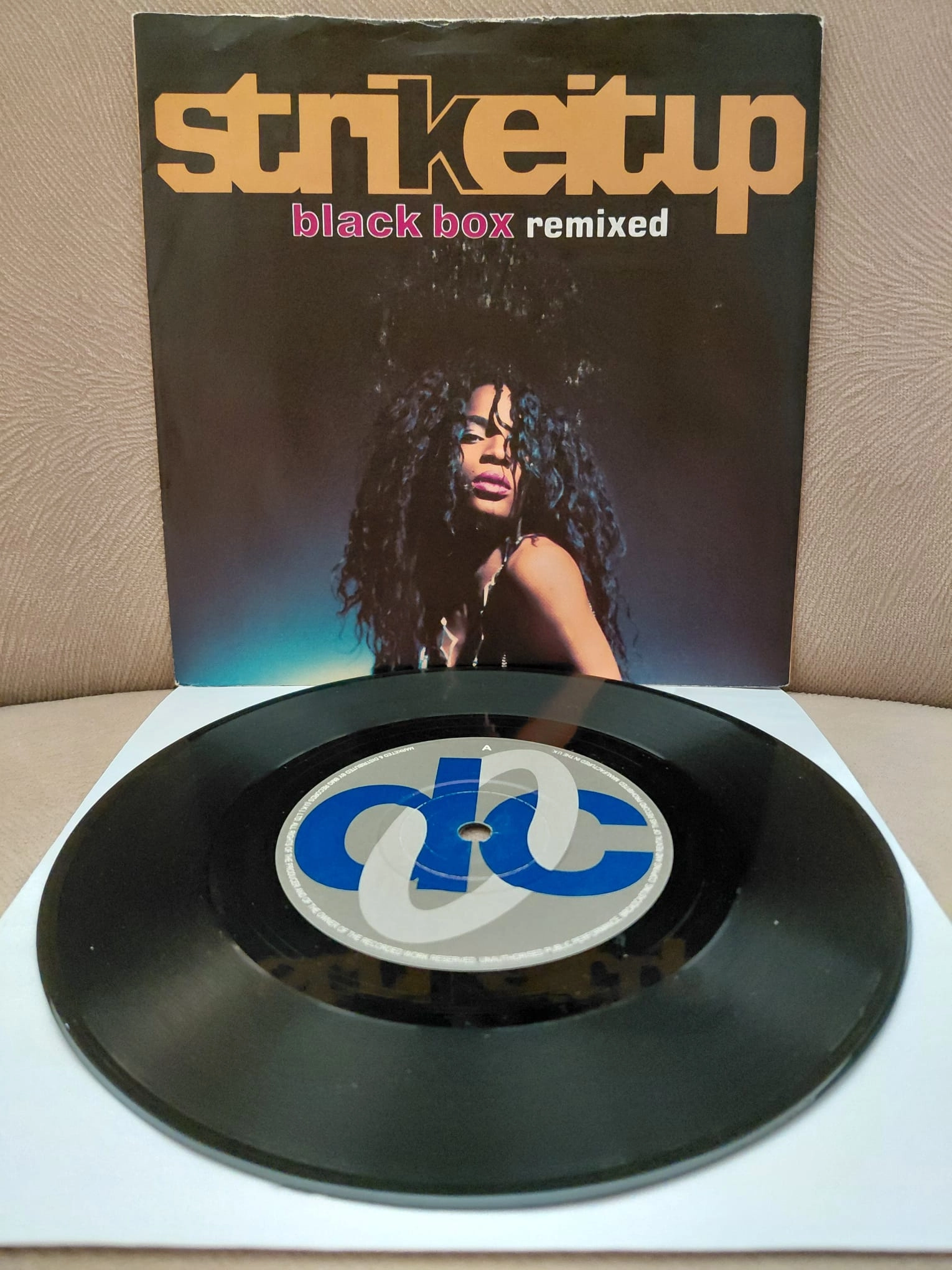 Black Box  –  Strike It Up (Remixed)  - 1991  İngiltere Basım 45’lik  Plak