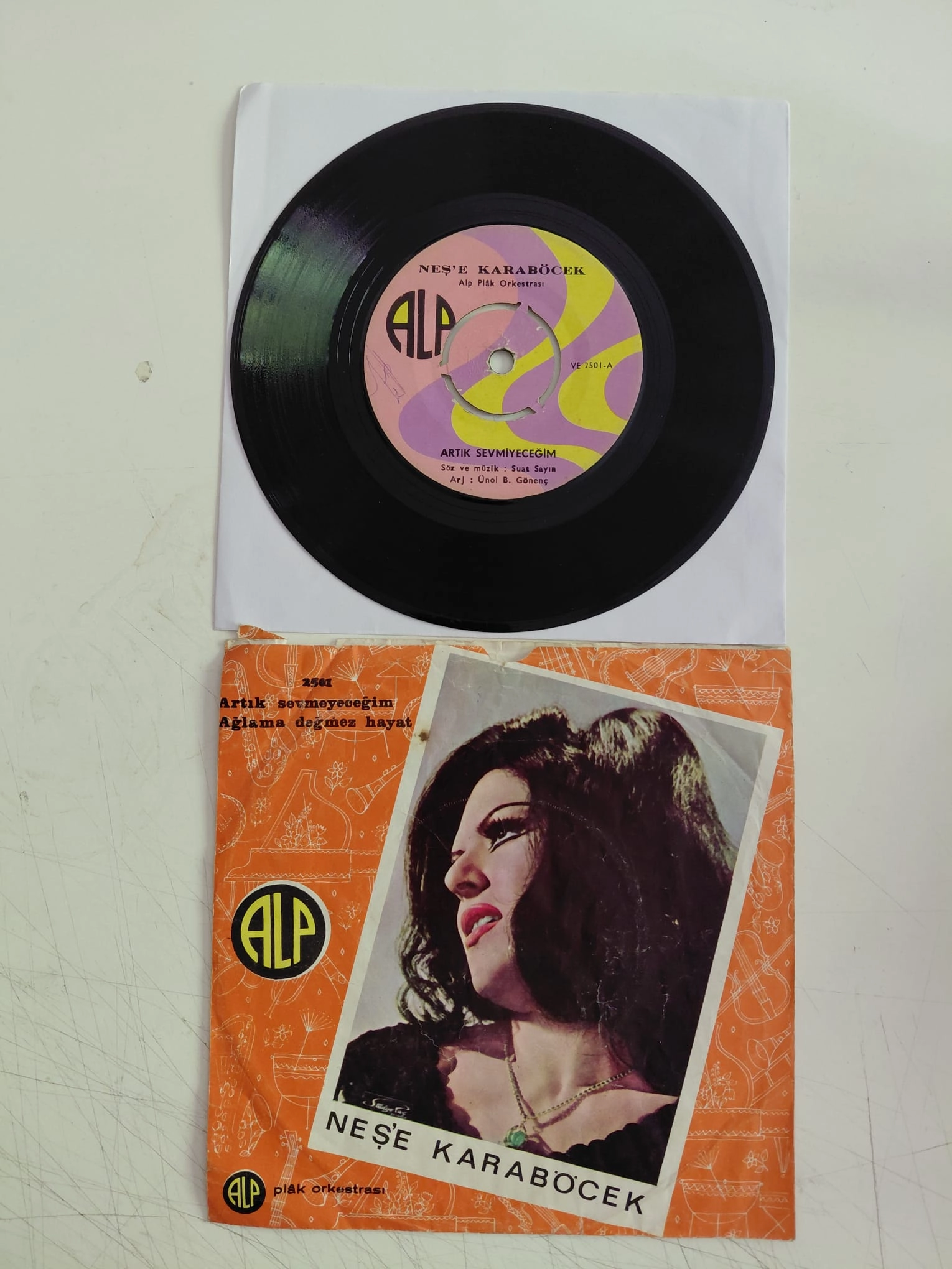 Neş’e Karaböcek  ‎– Artık Sevmeyeceğim / Ağlama Değmez Hayat - 1970 Türkiye  Basım 45lik Plak-2.el