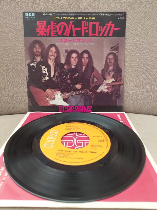 SCORPIONS  –   He’s A Woman, She’s A Man  - 1978  Japonya Basım Nadir 45lik Plak-2.el