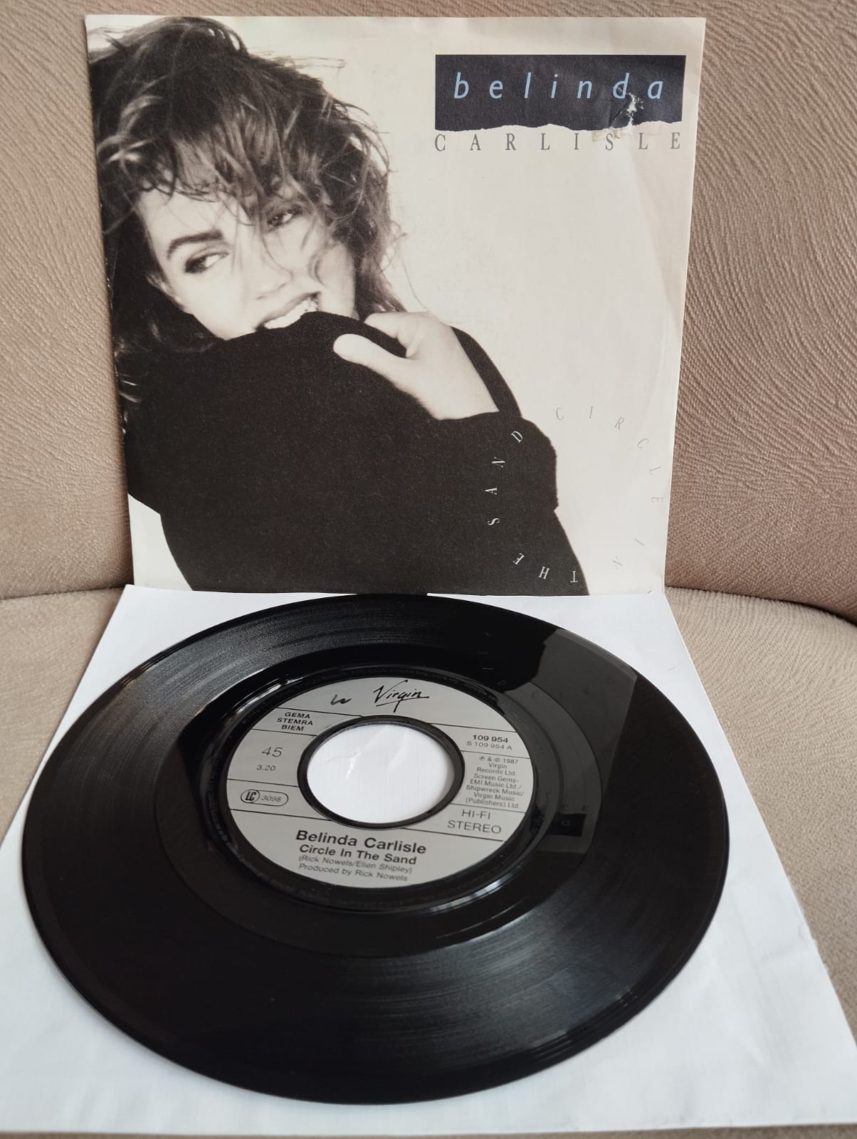 BELINDA CARLISLE - CIRCLE IN THE SAND - 1987 ALMANYA  BASIM 45 LİK PLAK-2.EL
