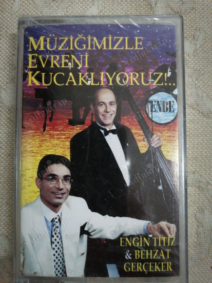 ENGİN TİTİZ - BEHZAT GERÇEKER  / MÜZİĞİMİZLE DÜNYAYI KUCAKLIYORUZ - AÇILMAMIŞ AMBALAJINDA KASET