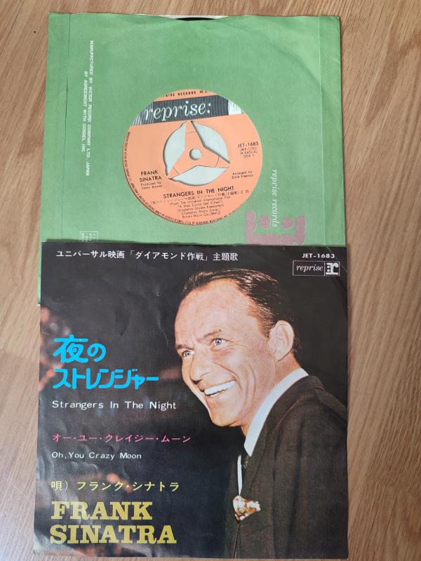 FRANK SINATRA  - Strangers In The Night /Oh, You Crazy Moon - 1966 Japonya Basım 45lik Plak 2.el
