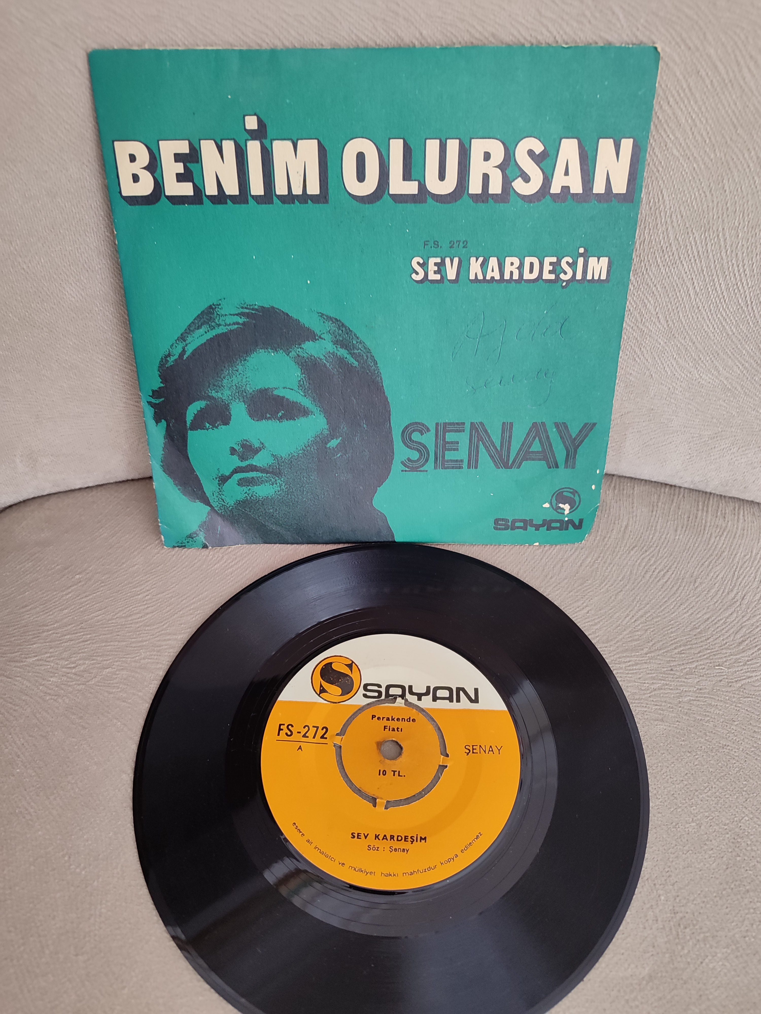 ŞENAY - Sev Kardeşim / Benim Olursan - 1971 Türkiye Basım 45lik Plak 2. el