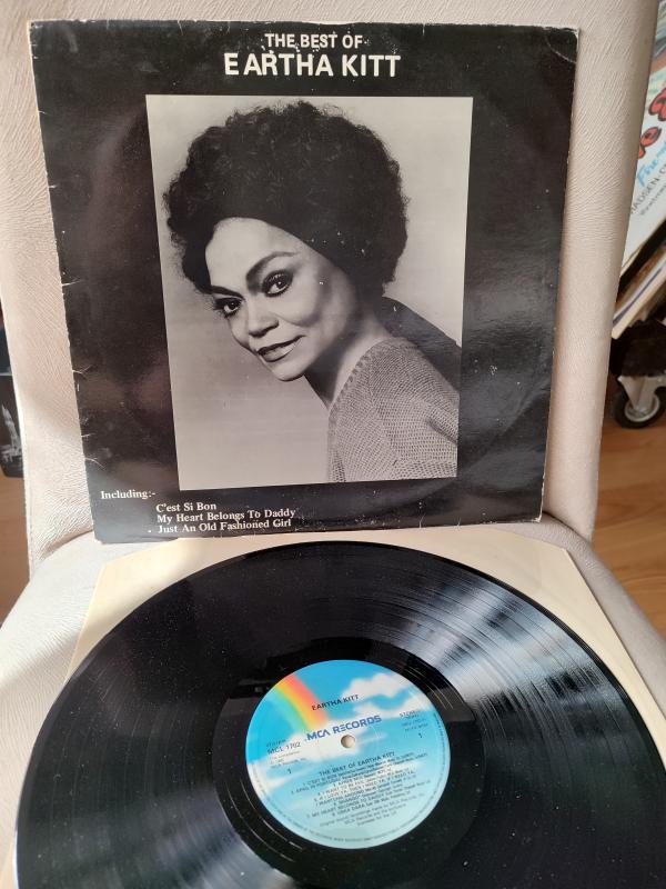 The Best of EARTHA KITT - 1982 İngiltere Basım 33 lük LP Plak / Üsküdar’a Giderken Bu Albümde 2.el