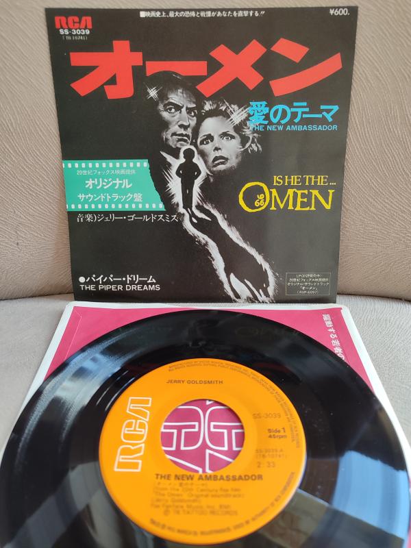 THE OMEN - The New Ambassador / The Piper Dreams - 1976 Japonya Basım Soundtrack 45lik Plak 2.el