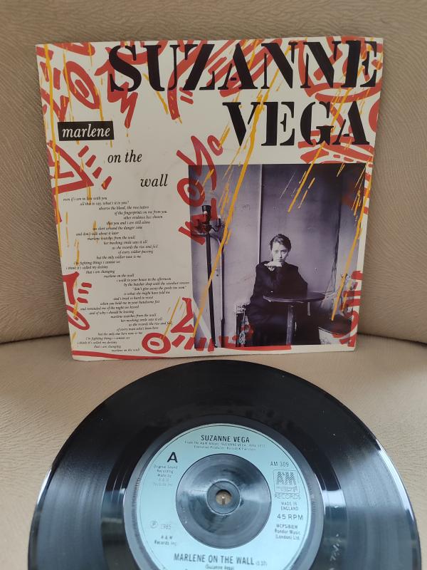 SUZANNE VEGA - Marlene On The Wall / Small Blue Thing - 1986 İngiltere Basım 45 lik Plak 2.el