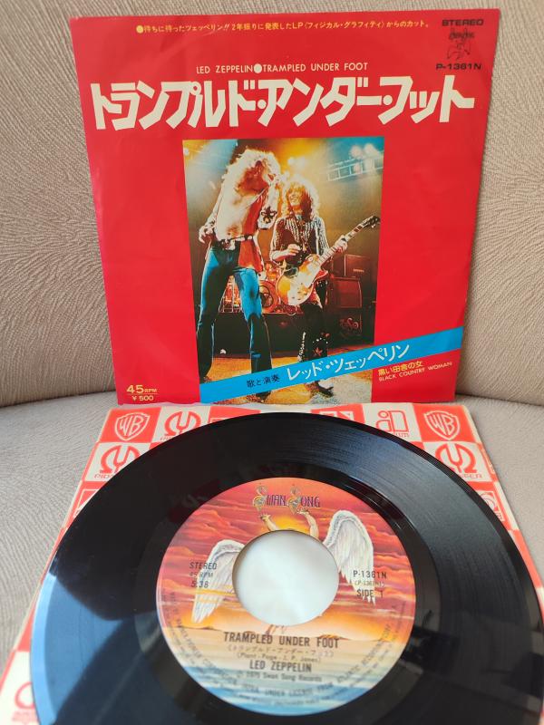 LED ZEPPELIN - Trampled Under Foot / Black Country Woman - 1975 Nadir Japonya Basım 45lik Plak 2.el