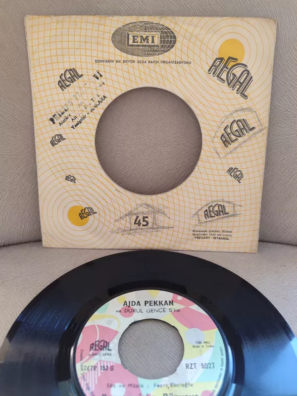 AJDA PEKKAN - Boşvermişim Dünyaya - 1967 Türkiye Basım 45lik Plak 2.el Firma Kapaklı
