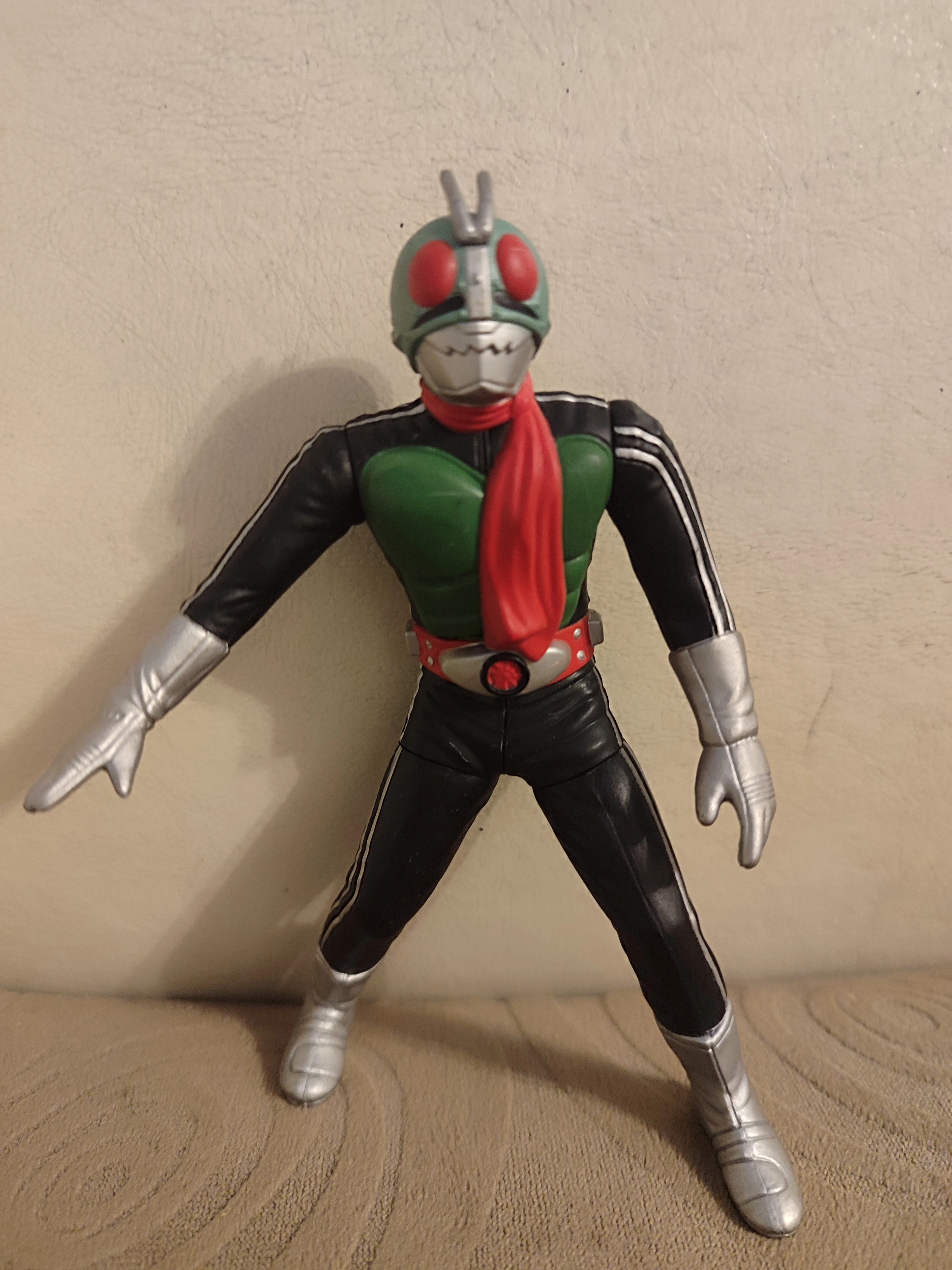 Yutaka Kamen Masked Rider Sofubi - Orjinal Japon Yapım  Kahraman Figürü - Boy 13 cm Gri Eldivenli