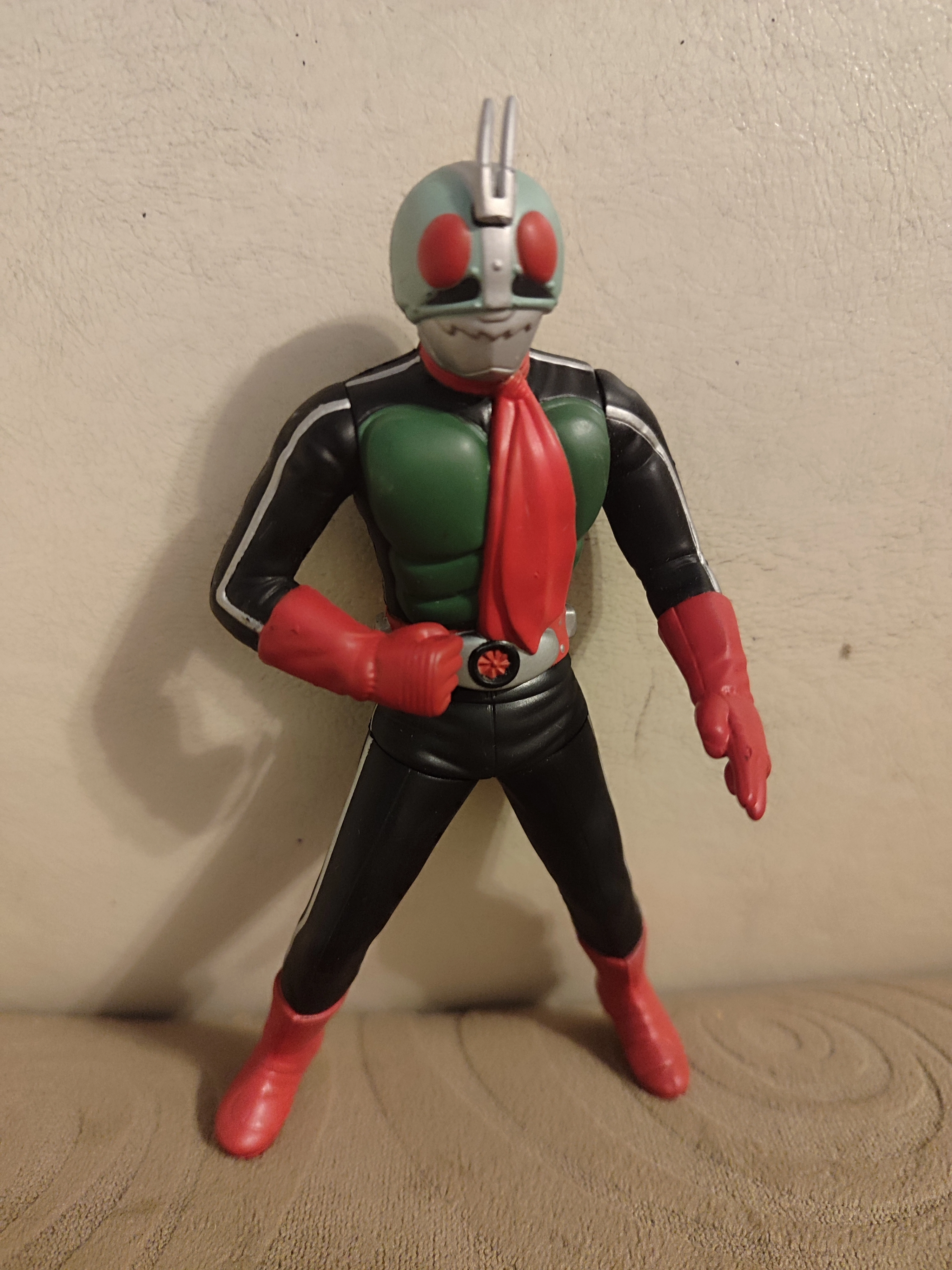 Yutaka Kamen Masked Rider Sofubi - Orjinal Japon Yapım  Kahraman Figürü -13 cm Kırmızı  Eldivenli