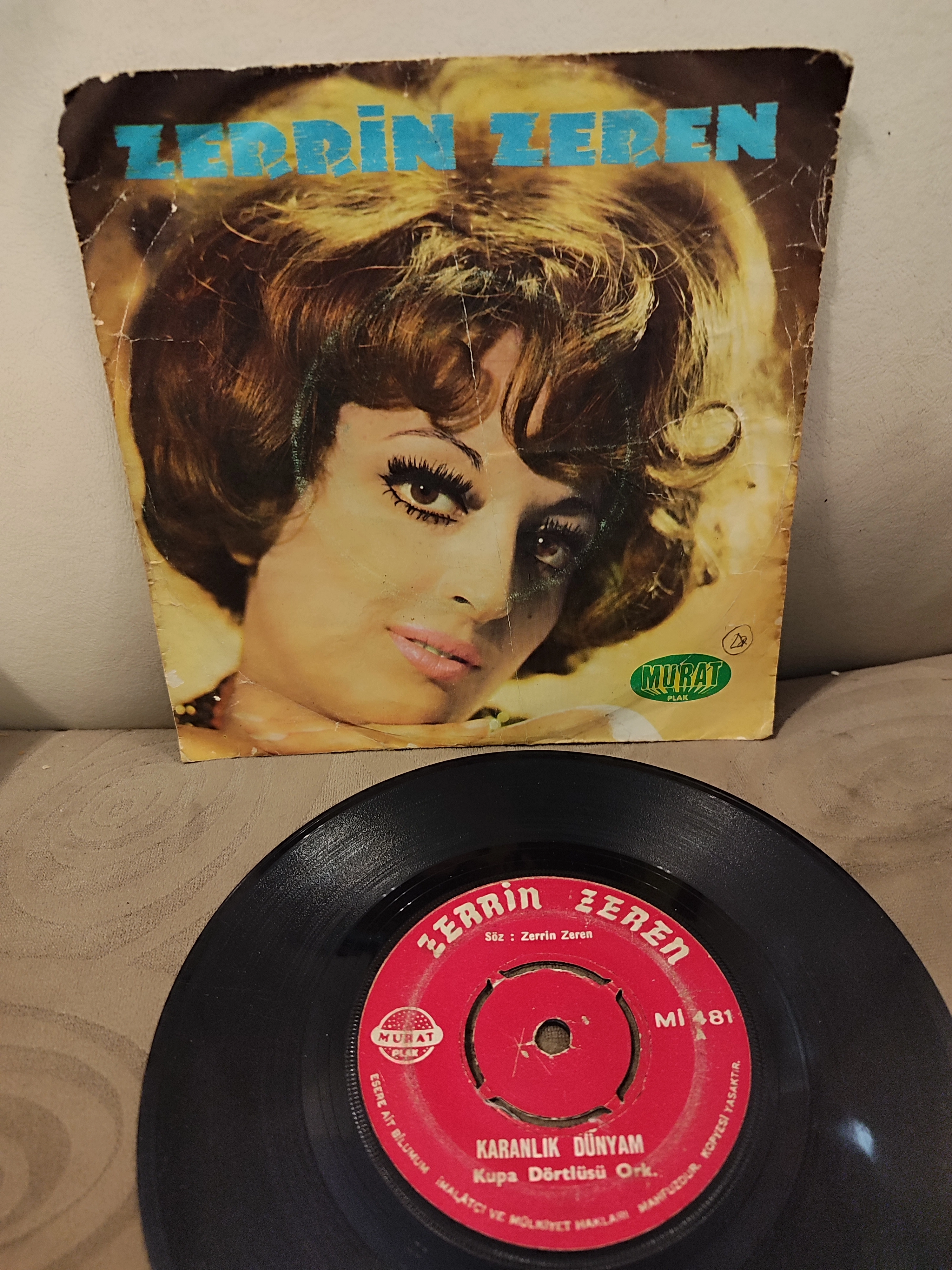 Zerrin Zeren - Karanlık Dünyam / Vız Gelir Dünya  - Nadir Türkiye Basım 45lik Plak 2.el