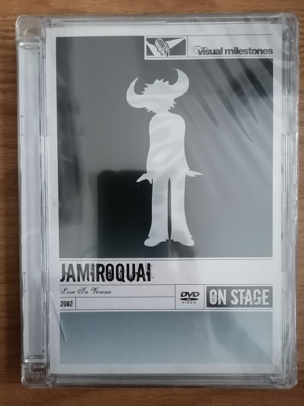 JAMIROQUAI - LIVE IN VERONA 2002 - AVRUPA BASIM KONSER DVD -( ÖZEL JEVEL CASE ŞEFFAF KUTUDA )