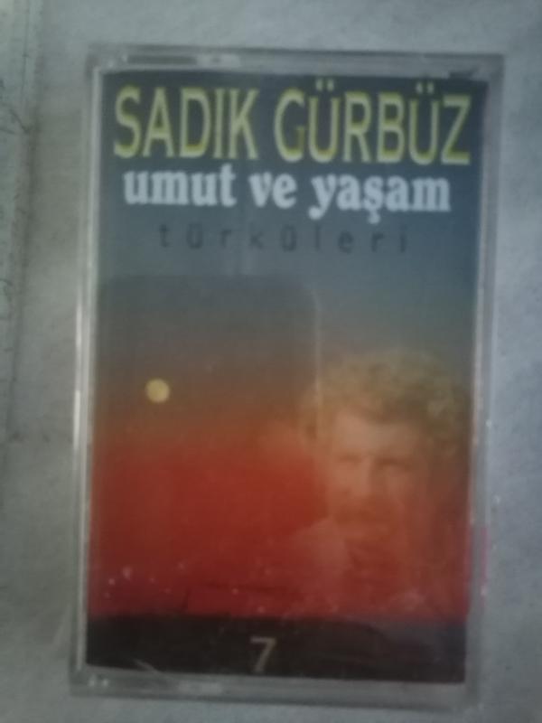 SADIK GÜRBÜZ - UMUT VE YAŞAM TÜRKÜLERİ - 1997 TÜRKİYE BASIM ALBÜM KASET - AÇILMAMIŞ AMBALAJINDA