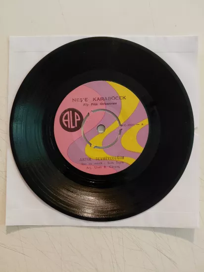 Neşe Karaböcek - Artık Sevmiyeceğim / Ağlama Değmez Hayat - 1970 Türkiye Basım 45 lik Plak