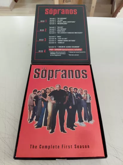 The Sopranos Complete First Season 1 / 4xDVD Box Set - 1. Bölge-Türkçe altyazı yoktur.( Özel Kutulu)