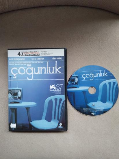 ÇOĞUNLUK - BARTU KÜÇÜKÇAĞLAYAN / SETTAR TANRIÖĞEN / NİHAL KOLDAŞ - BİR SEREN YÜCE FİLMİ - 103 DAKİKA DVD TÜRK FİLMİ