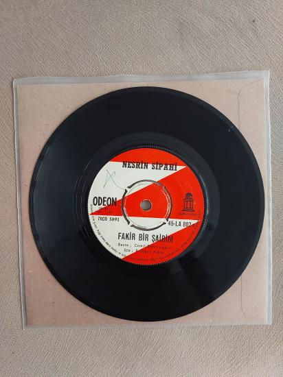 Nesrin Sipahi ‎– Fakir Bir Şairim / İzmirlim - 1967 Türkiye Basım 45 Lik Plak- Kapaksızdır
