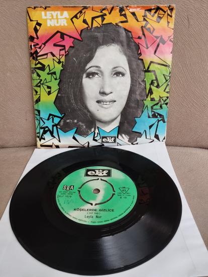 Leyla Nur ‎– İnsanlık Bende Kalsın / Köşelerde Gizlice - Türkiye Basım  45 lik Plak