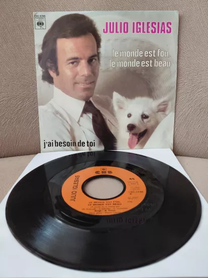 Julio Iglesias – Le Monde Est Fou, Le Monde Est Beau / J’ai Besoin De Toi -  1978  Fransa Basım 45 lik Plak