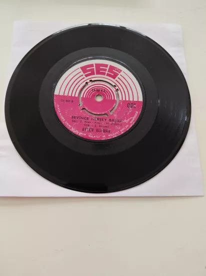 Ayten Alpman  ‎– Tek Başına / Sevince Her Şey Başka - 1973 Türkiye Basım 45lik Plak/Kapaksız