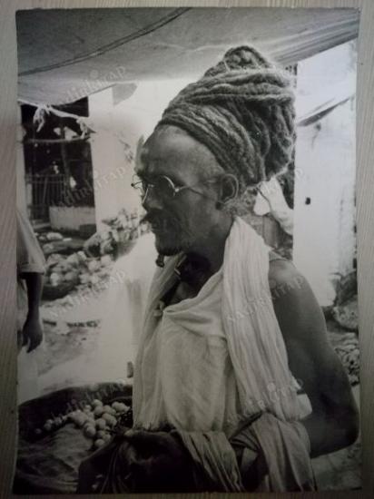 PHALRIBABA ADLI BİR HİNDU’NUN SİYAH BEYAZ ORJİNAL FOTOĞRAFI YAKIN ÇEKİM 2 (Camera Press Londra Damgası var arkasında)