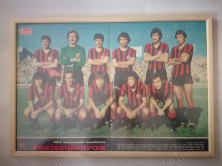 ESKİŞEHİRSPOR FUTBOL TAKIMI POSTERİ 1973 - AHŞAP ÇERÇEVELİ IŞIĞI YANSITMAYAN MAT CAMLI 35X50 CM BOYUTUNDA