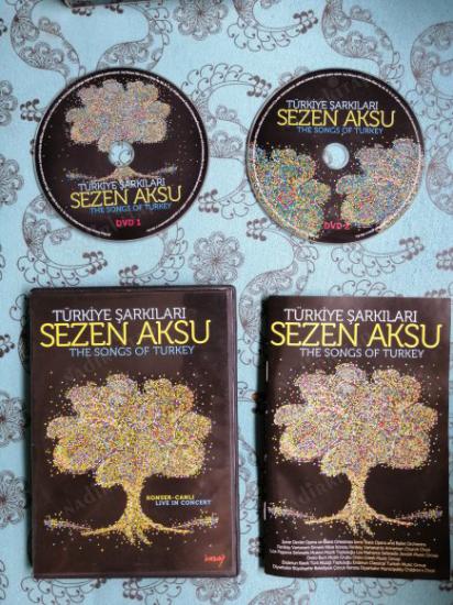 SEZEN AKSU - 2 DVD - 41 ŞARKI- TÜRKİYE ŞARKILARI - THE SONGS OF TURKEY - CANLI KONSER - 152 DAKİKA KONSER DVD FİLM + 36 SAYFA KİTAPÇIK