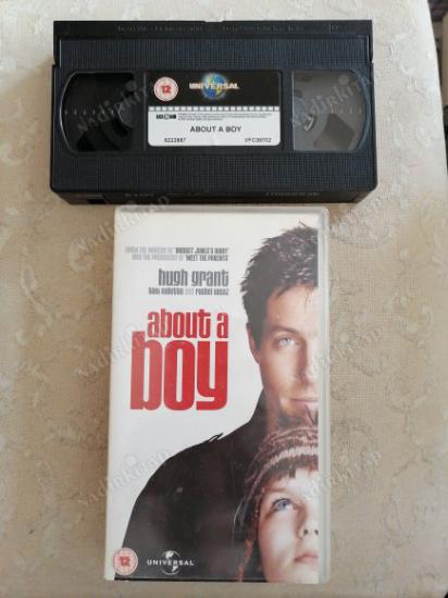 VHS VİDEO - ABOUT A BOY - HUGH GRANT  2002 EU  BASIM İNGİLİZCE 97 DAKİKA