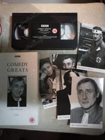 BBC COMEDY GREATS - SPIKE MILLLIGAN   -  VHS VİDEO FİLM - 79  DAKİKA -1999  İNGİLTERE BASIM İNGİLİZCE ( 5 BBC SPIKE MILLIGAN KARTPOSTALI İLE BERABER )