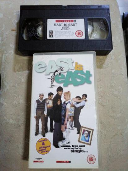 EAST IS EAST  ( Includes 4 Additional Scenes )   - BİR DAMIEN O’DONNELL FİLMİ - VHS VİDEO FİLM - 92  DAKİKA - 1992  İNGİLTERE BASIM İNGİLİZCE