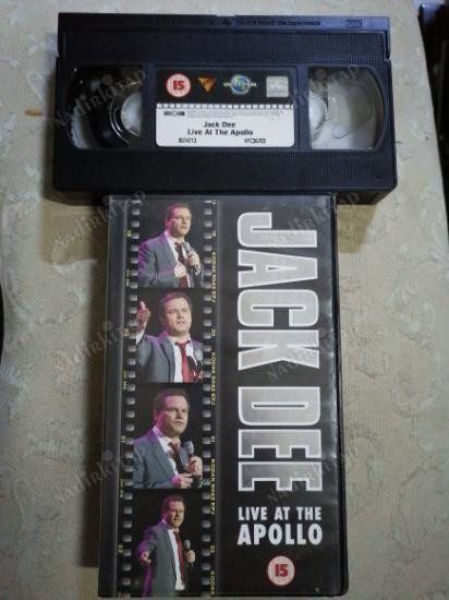 JACK DEE LIVE AT THE APOLLO  - VHS VİDEO FİLM - 79  DAKİKA - 2002  İNGİLTERE BASIM İNGİLİZCE (+15 )