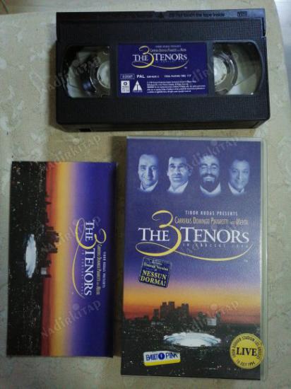 THE 3 TENORS IN CONCERT 1994  CARRERAS DOMINGO PAVAROTTI - VHS VİDEO KONSER -112  DAKİKA - 1994  İNGİLTERE BASIM ( 24 SAYFA LIBRETTOSU İLE )