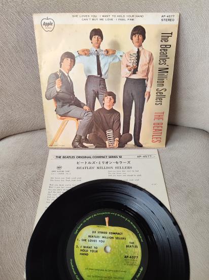 THE BEATLES - She Loves You / I Want To Hold Your Hand - Japonya 1970 Basım 4 Şarkılık EP Plak 2.el