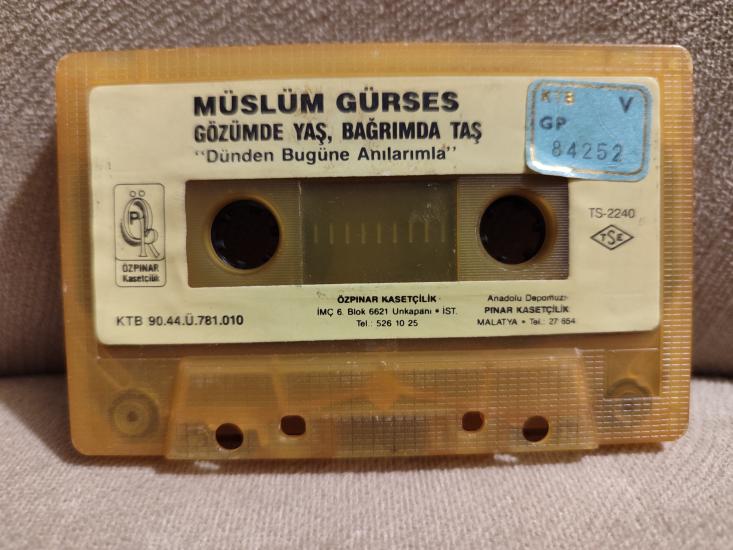 MÜSLÜM GÜRSES - Gözümde Yaş Bağrımda Taş 1990 Türkiye Basım Kaset Kapaksız Özpınar Kasetçilik 2. el