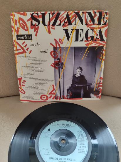 SUZANNE VEGA - Marlene On The Wall / Small Blue Thing - 1986 İngiltere Basım 45 lik Plak