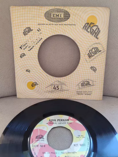 AJDA PEKKAN - Boşvermişim Dünyaya / Sevdiğim Adam 1967 Türkiye Basım 45lik Plak 2. el Firma Kapaklı