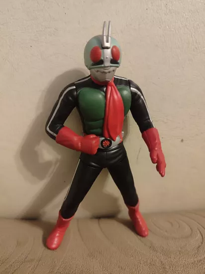 Yutaka Kamen Masked Rider Sofubi - Orjinal Japon Yapım  Kahraman Figürü -13 cm Kırmızı  Eldivenli