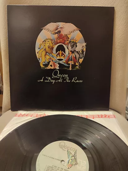 QUEEN - A Day At The Races - 1976 Japonya Basım -  33 lük LP Plak Albüm 2.el